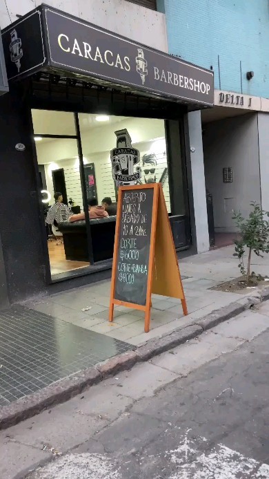 Interior de Caracas Barber con sillones profesionales